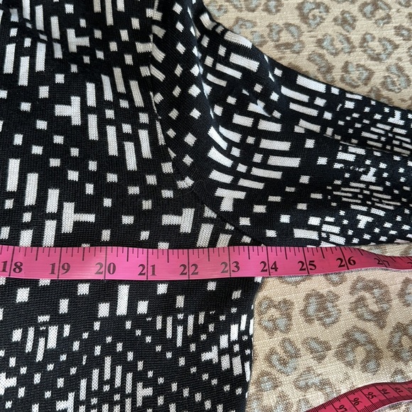 BAR III geometric open knit cardigan asymmetric hem - Picture 7 of 9